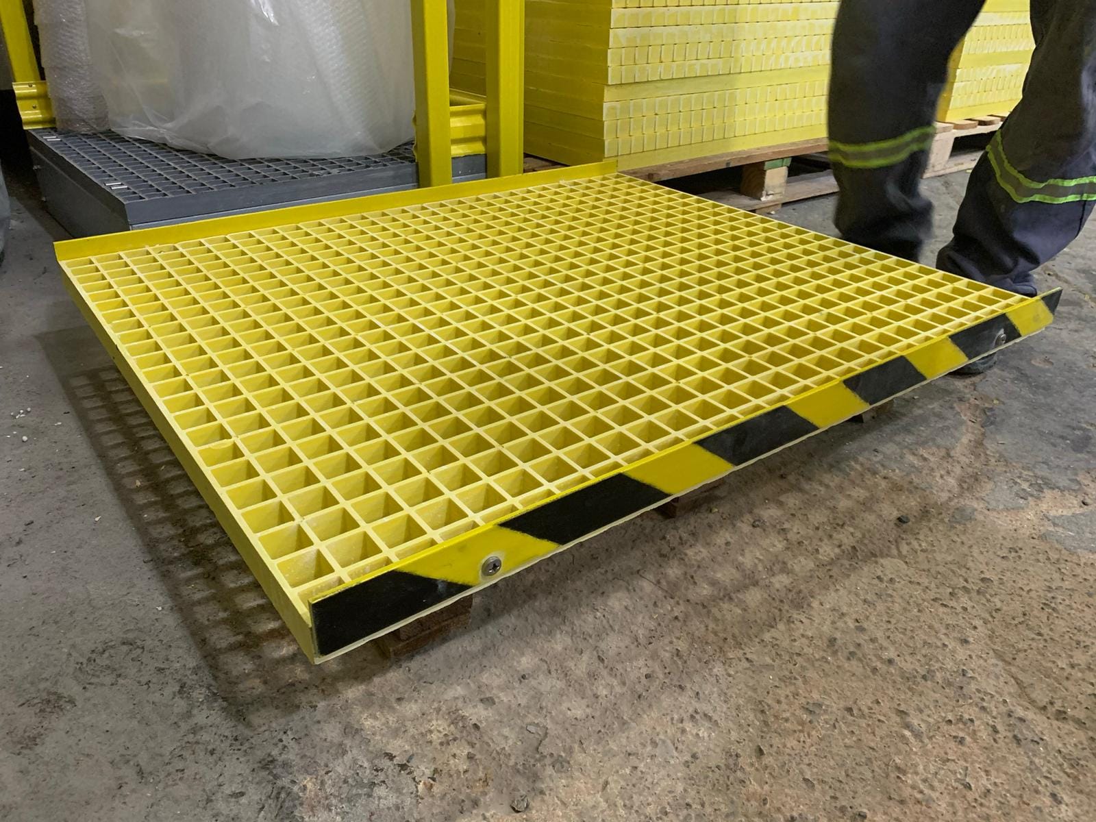 100×25×38 mm CTP kompozit ızgara; paslanmaz, hafif ve yüksek taşıma kapasiteli endüstriyel zemin çözümüdür.