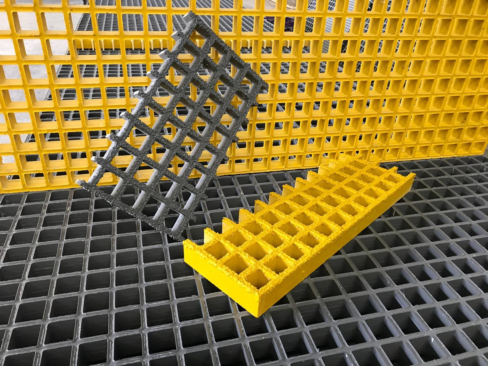38×38×50 mm CTP kompozit ızgara; yüksek taşıma kapasitesi, paslanmaz yapısı ve dielektrik güvenliğiyle endüstriyel zemin çözümüdür